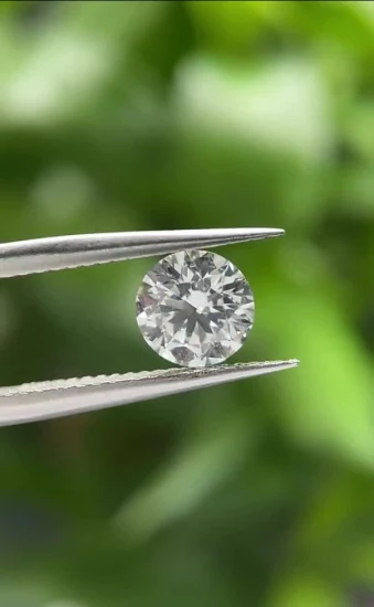 ラウンドカットの天然ダイヤモンドを使用した、大きくてクラシックな婚約指輪